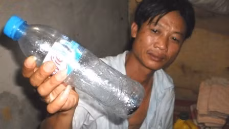 Anh Lệnh cho xem một con bọ xít hút máu bị bắt nhốt vào chai