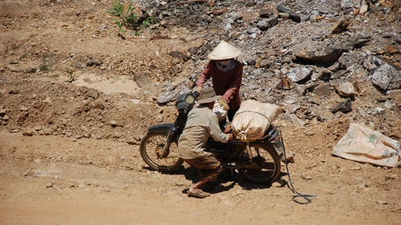Với những chiếc xe cà tàng, mỗi ngày lực lượng “vàng tặc'' có thể lấy được vài tấn quặng vàng