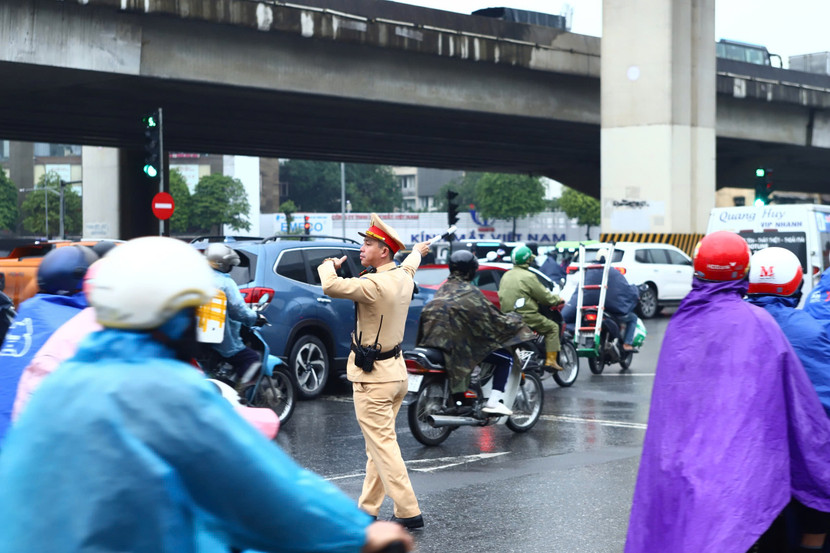 Lực lượng Cảnh sát giao thông tăng cường phân luồng để hạn chế ùn tắc cục bộ
