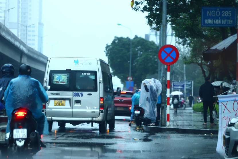 Xe khách, xe hợp đồng lợi dụng trời mưa để dừng, đỗ, đón trả khách