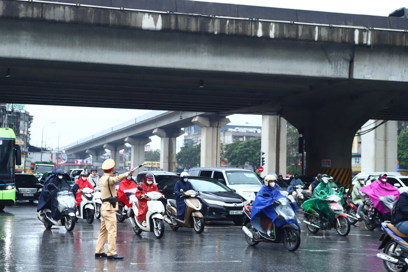 Trời mưa khiến các phương tiện di chuyển chậm và bị hạn chế tầm nhìn