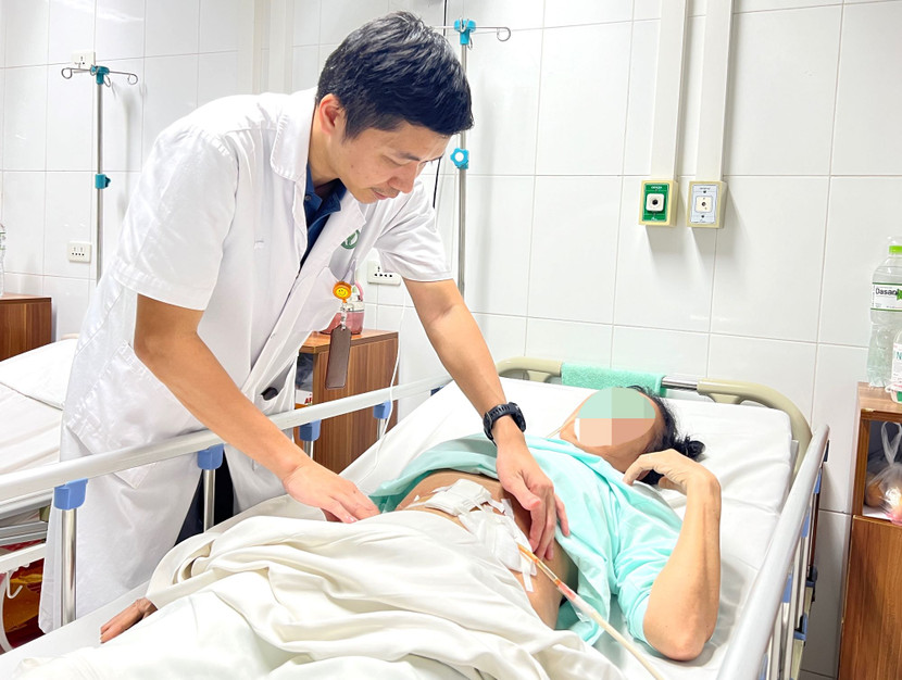 Người bệnh được bác sĩ thăm khám sau ca phẫu thuật nội soi Người bệnh được bác sĩ thăm khám sau ca phẫu thuật nội soi