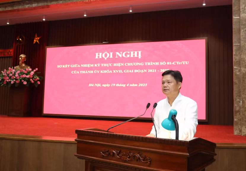 Trưởng ban Tổ chức Thành uỷ Vũ Đức Bảo trình bày báo cáo tại hội nghị