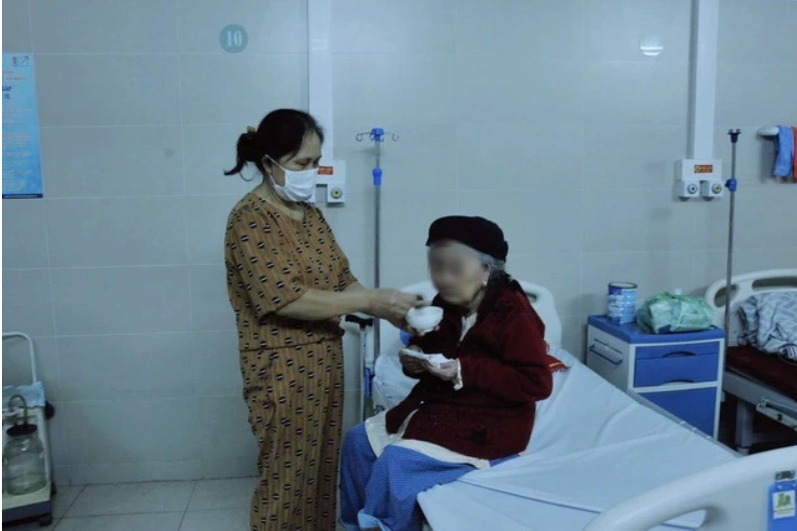 Một bệnh nhân cao tuổi mắc Covid-19 điều trị tại Bệnh viện Thanh Nhàn (Hà Nội) Một bệnh nhân cao tuổi mắc Covid-19 điều trị tại Bệnh viện Thanh Nhàn (Hà Nội)