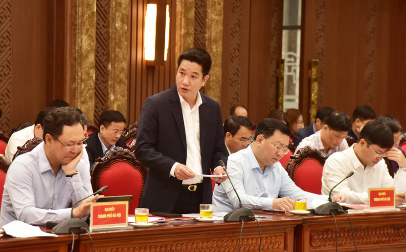 Giám đốc Sở Tài nguyên và Môi trường Hà Nội Nguyễn Huy Cường báo cáo tại buổi làm việc