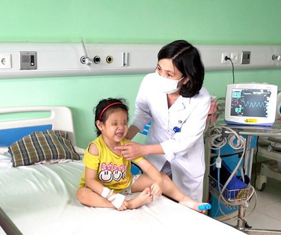 Một bệnh nhi bị hen suyễn được điều trị tại Bệnh viện Nhi trung ương Một bệnh nhi bị hen suyễn được điều trị tại Bệnh viện Nhi trung ương