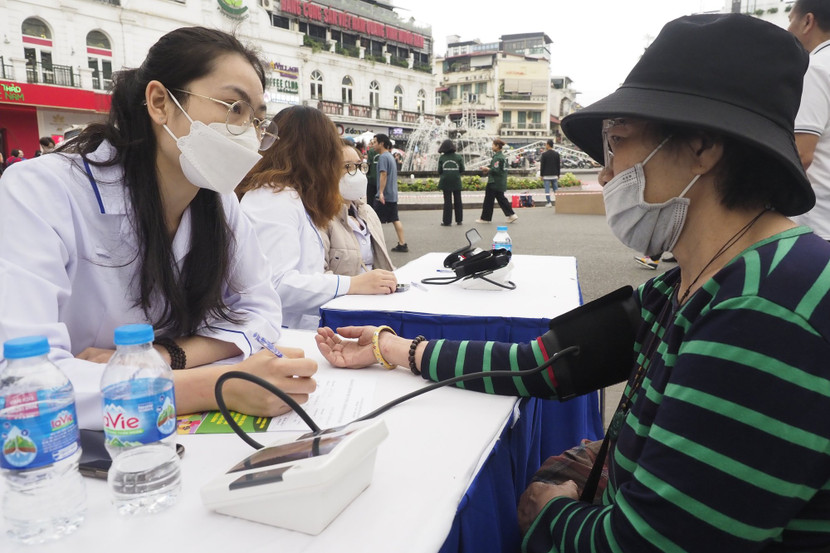 Các bác sĩ khám sức khỏe miễn phí cho người dân Hà Nội