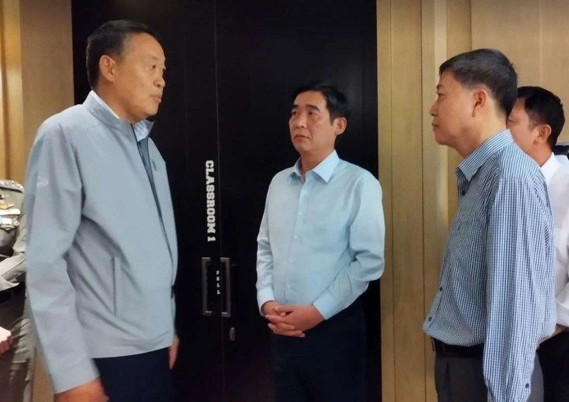 Thủ tướng Thái Lan Srettha Thavisin và Đại sứ Việt Nam tại Thái Lan Phạm Việt Hùng (giữa) trao đổi về vụ việc vào tối 16-7 Thủ tướng Thái Lan Srettha Thavisin và Đại sứ Việt Nam tại Thái Lan Phạm Việt Hùng (giữa) trao đổi về vụ việc vào tối 16-7