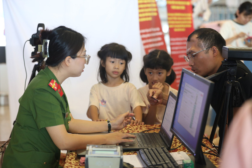 CBCS Phòng Cảnh sát QLHC về TTXH tổ chức đội hình lưu động cấp thẻ Căn cước cho trẻ em