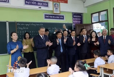 Chủ tịch nước Tô Lâm cùng đoàn đại biểu thăm một lớp học ở Trường Nguyễn Du, thủ đô Vientiane (Lào)