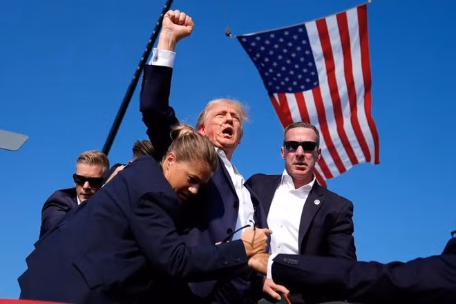 Bức ảnh mang tính biểu tượng về tinh thần “Chiến đấu” của ông Donald Trump
