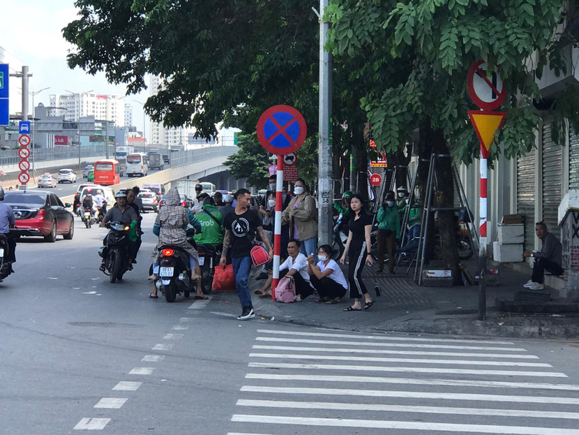 Và khi có xe là đi bộ ra đón xe bất chấp phương tiện đi lại đông đúc có thể gây nguy cơ tai nạn giao thông Và khi có xe là đi bộ ra đón xe bất chấp phương tiện đi lại đông đúc có thể gây nguy cơ tai nạn giao thông