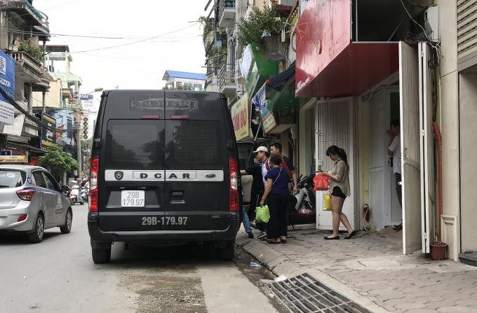 Chính những phương tiện vận tải khách trá hình xe hợp đồng này vô hình trung đã tạo ra những "xe dù, bến cóc" gây nhức nhối dư luận, mà trên thực tế để xử lý thì lực lượng công an gặp rất nhiều khó khăn Chính những phương tiện vận tải khách trá hình xe hợp đồng này vô hình trung đã tạo ra những "xe dù, bến cóc" gây nhức nhối dư luận, mà trên thực tế để xử lý thì lực lượng công an gặp rất nhiều khó khăn