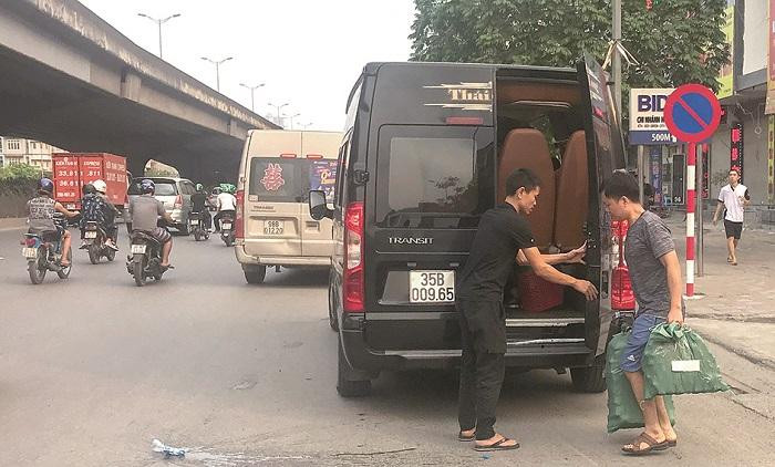 Lách luật, những chiếc xe Limousine trá hình xe hợp đồng du lịch này ngang nhiên đón, trả khách dọc đường Lách luật, những chiếc xe Limousine trá hình xe hợp đồng du lịch này ngang nhiên đón, trả khách dọc đường