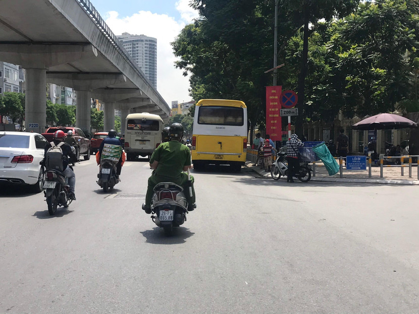 Một chiếc xe khách dừng, đỗ đón trả khách dọc đường Hồ Tùng Mậu Một chiếc xe khách dừng, đỗ đón trả khách dọc đường Hồ Tùng Mậu