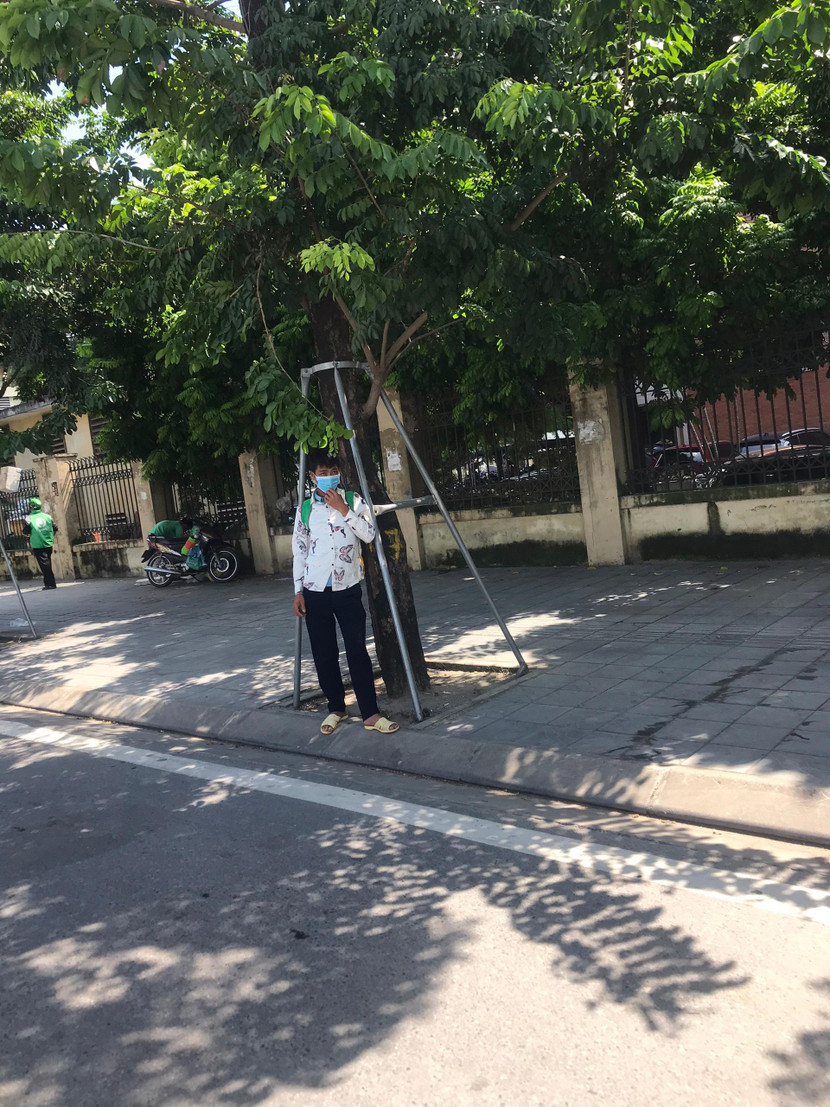 Không vào bến xe mua vé, rất nhiều người dân chọn đón xe dọc đường cho thuận tiện dù biết không đúng quy định Không vào bến xe mua vé, rất nhiều người dân chọn đón xe dọc đường cho thuận tiện dù biết không đúng quy định