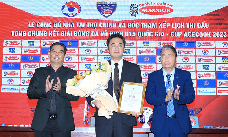 Đại diện VFF tặng bảng danh vị, hoa cảm ơn sự đồng hành của nhà tài trợ