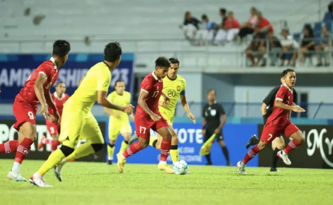 Indonesia (áo đỏ) thua ngược "kình địch" Malaysia tại giải U23 Đông Nam Á
