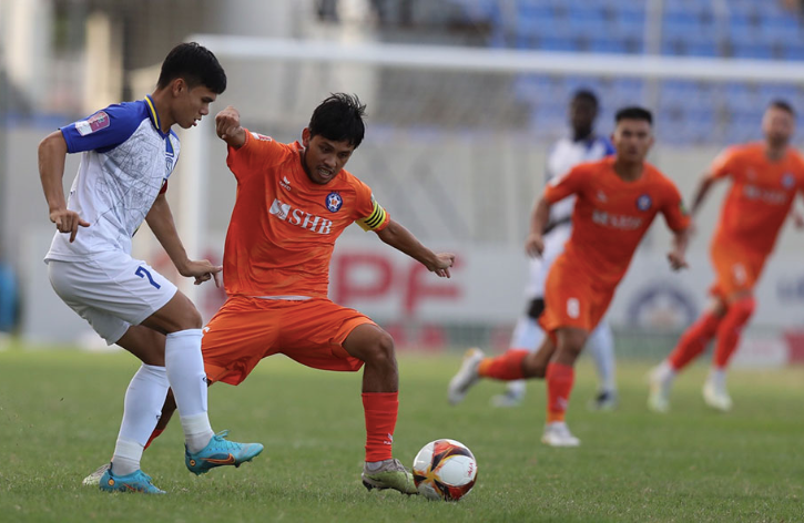 CLB Đà Nẵng (áo vàng cam) văng khỏi V-League sau 22 năm góp mặt