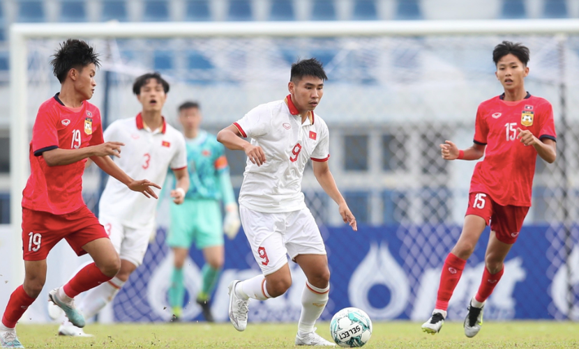 U23 Việt Nam (áo trắng) khởi đầu thuận lợi trước U23 Lào (Ảnh: Lâm Thoả/VNE)