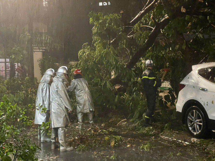 Lực lượng Cảnh sát PCCC&amp;CNCH triển khai ứng phó ngay trong đêm