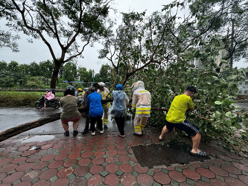 Sự đoàn kết thắm tình quân dân trong mưa bão