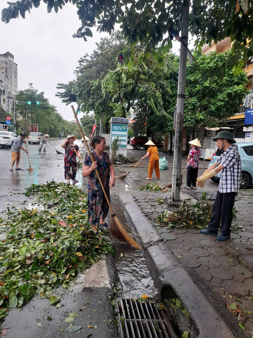Người dân được kêu gọi ra đường dọn dẹp vệ sinh sau cơn bão