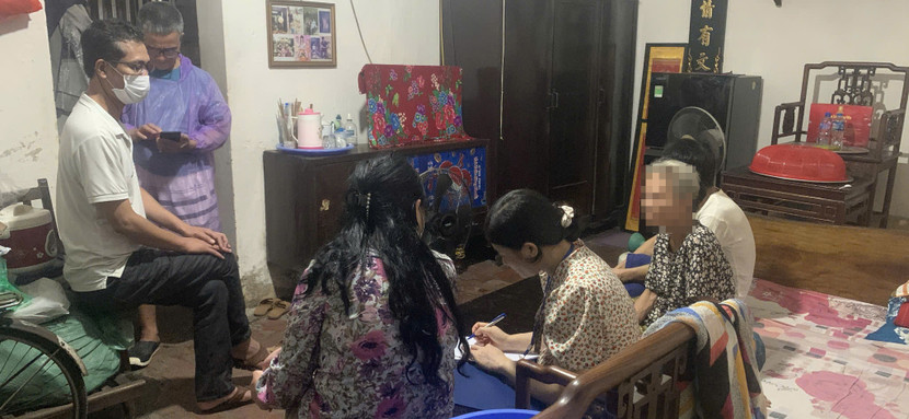 Người dân sau đó được đưa đến Nhà văn hóa phường và được cung cấp đầy đủ nhu yếu phẩm thiết yếu Người dân sau đó được đưa đến Nhà văn hóa phường và được cung cấp đầy đủ nhu yếu phẩm thiết yếu