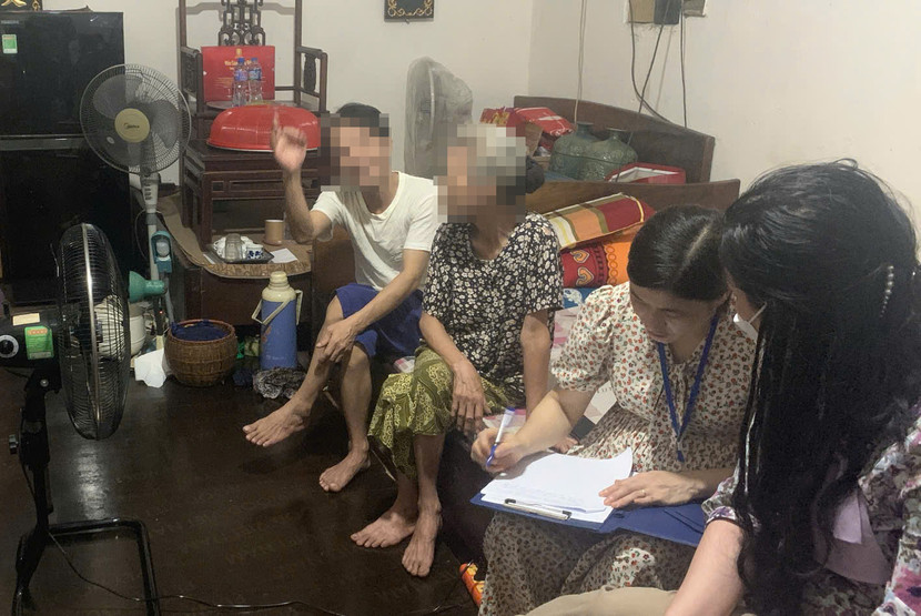 UBND phường đã trực tiếp đến và vận động các thành viên trong gia đình di dời để đảm bảo an toàn UBND phường đã trực tiếp đến và vận động các thành viên trong gia đình di dời để đảm bảo an toàn