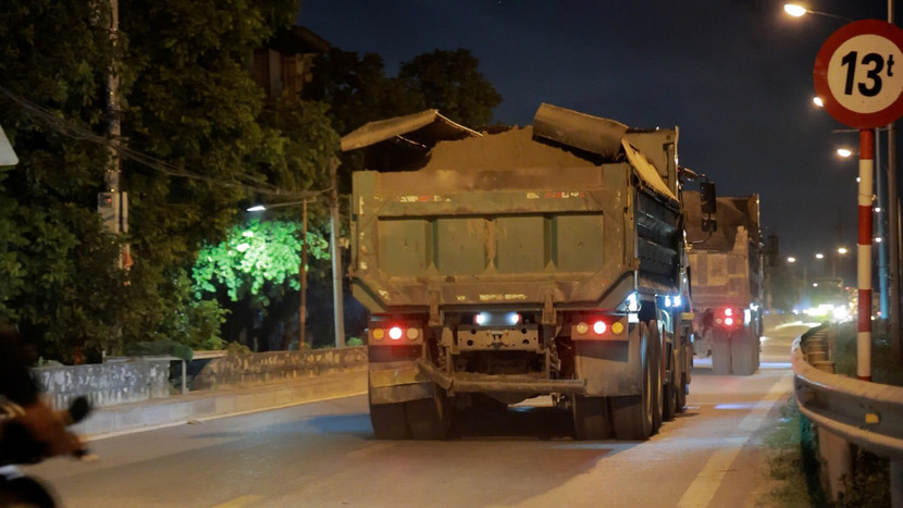 Xe vi phạm chở quá tải phóng qua khu vực có biển giới hạn tải trọng