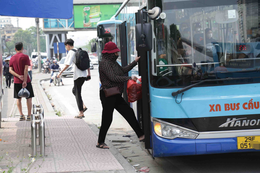 Nhiều xe buýt vi phạm dừng đỗ, đón trả khách