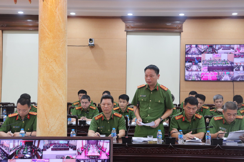 Trung tá Nguyễn Hoài Sơn - Phó trưởng Phòng CSHS tham luận giải pháp nâng cao hiệu quả phòng, chống tội phạm cướp tài sản trên địa bàn quận Nam Từ Liêm, Bắc Từ Liêm