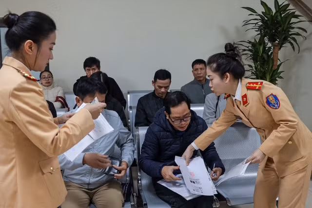 Cán bộ, chiến sĩ Đội Sát hạch, cấp giấy phép lái xe cơ giới đường bộ - Phòng Cảnh sát giao thông, CATP Hà Nội tận tình hướng dẫn người dân thực hiện thủ tục cấp, đổi giấy phép lái xe, sáng 1-3-2015