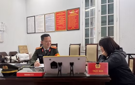 Cán bộ trực ban “Công an thành phố Hà Nội - Cơ sở Hoàn Kiếm” đón tiếp, hướng dẫn người dân giải quyết thủ tục hành chính, sáng 1-3-2025