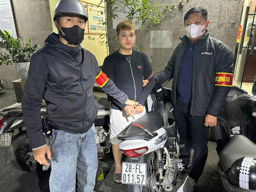 Con dao nhọn được thu giữ trong túi xách của nam thanh niên