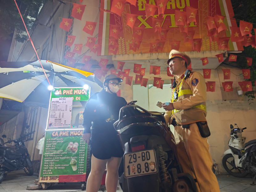 Dùng "sticker" che dán biển số