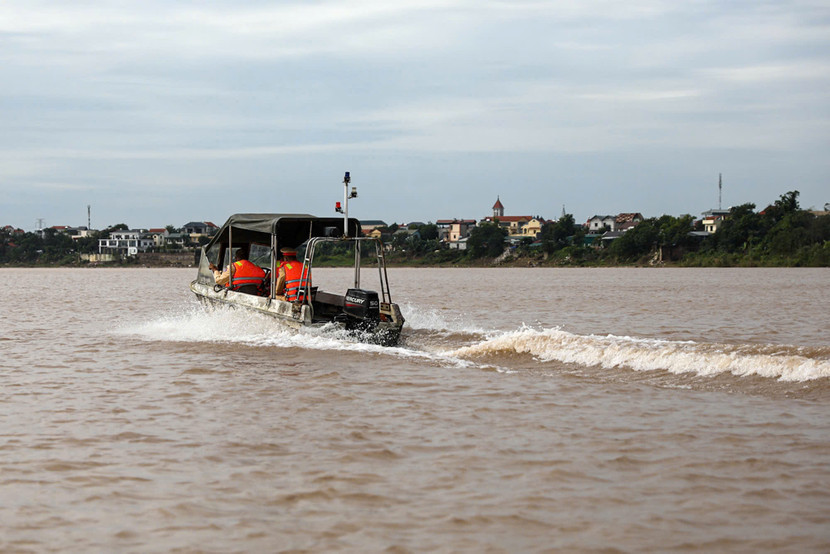 Cảnh sát tăng cường tuần tra lưu động trên sông Hồng