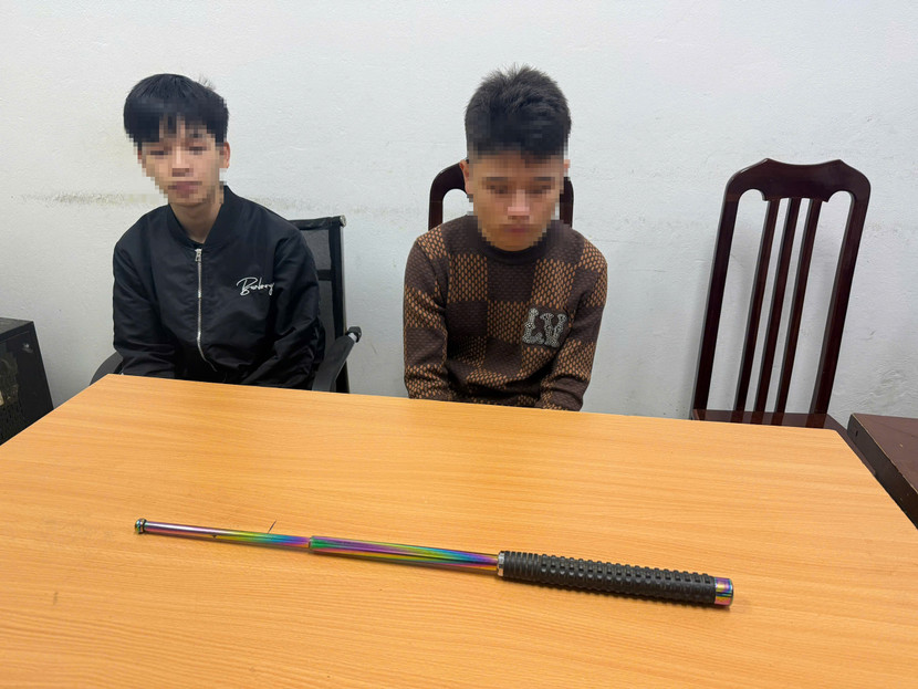 Hai thanh niên mang theo gậy ba khúc với mục đích... phòng thân