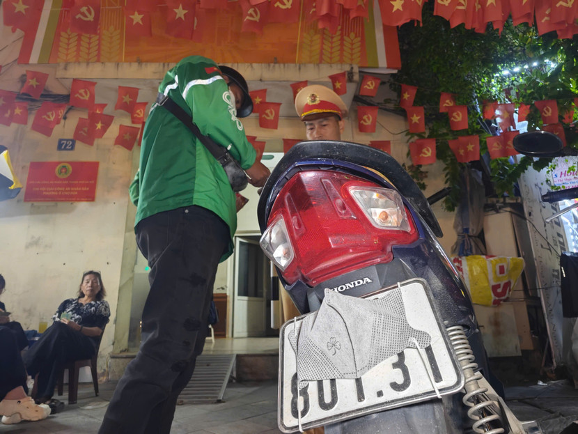 Nam shiper dùng khẩu trang che biển bị xử lý trên đường Tôn Đức Thắng