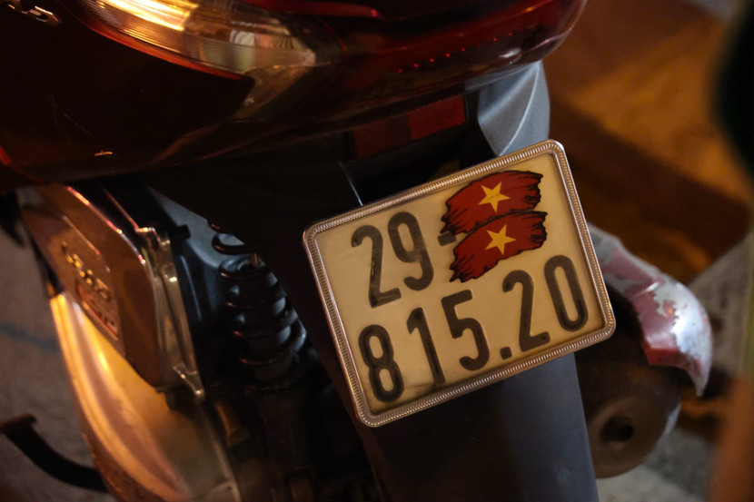 Rất nhiều xe máy che dán biển kiểm soát để "né" camera AI