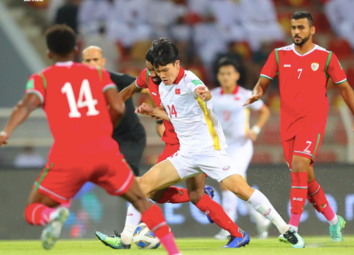 Tuyển Việt Nam (áo trắng) thua ngược Oman 1-3 (Ảnh: AFC Asian Cup)