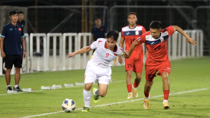 U23 Việt Nam (áo trắng) có nhiều đường tấn công sắc nét