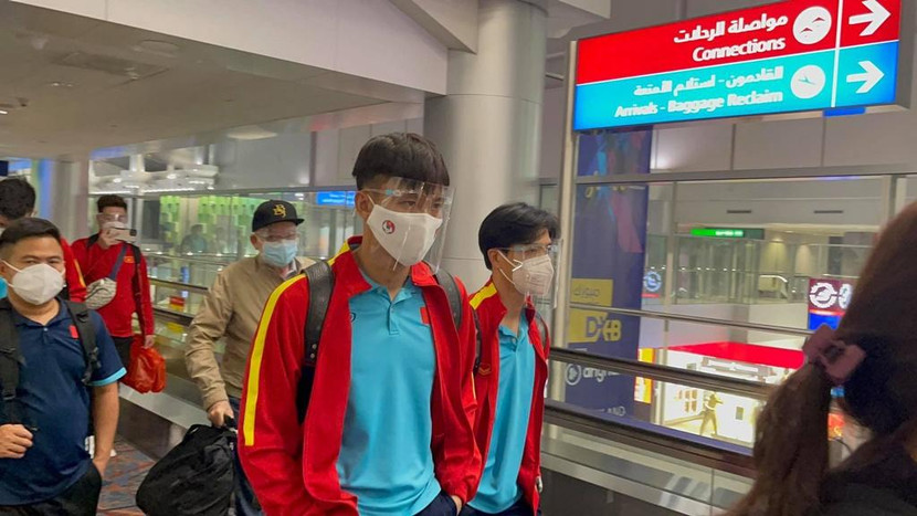 Các thành viên đội tuyển Việt Nam tại sân bay Dubai (UAE), sáng 1-10