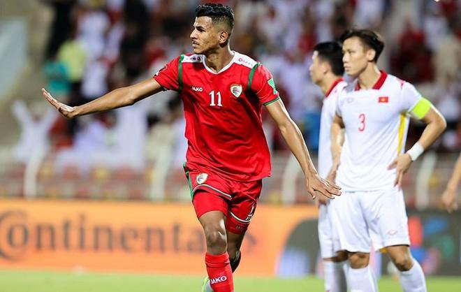 Đội tuyển Oman (áo đỏ) tỏ rõ sự tinh quái trong chiến thắng Việt Nam Đội tuyển Oman (áo đỏ) tỏ rõ sự tinh quái trong chiến thắng Việt Nam