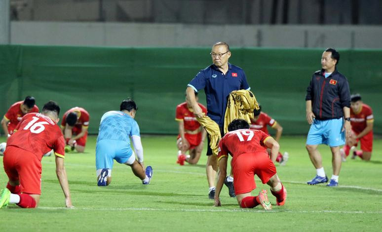 HLV Park Hang-seo tỏ ra hài lòng về màn thể hiện của học trò ở buổi tập đối kháng, tối 3-10