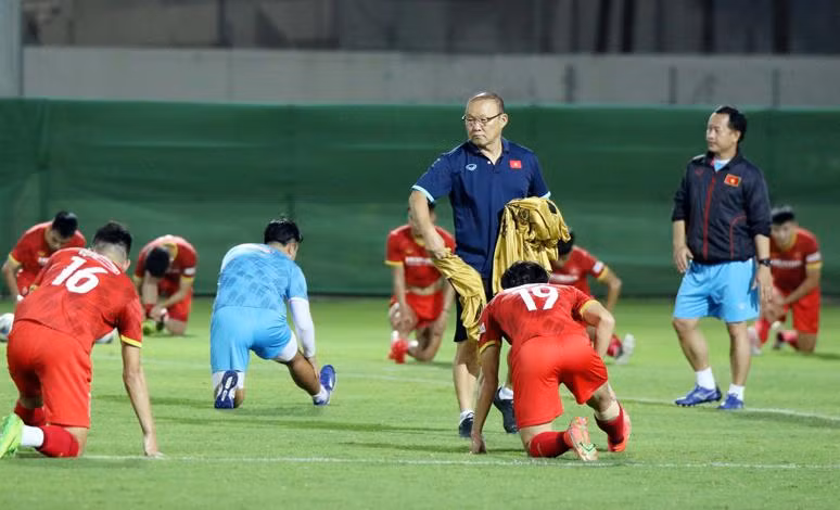 HLV Park Hang-seo tỏ ra hài lòng về màn thể hiện của học trò ở buổi tập đối kháng, tối 3-10