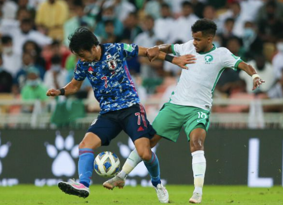 Nhật Bản (trái) thua sát nút Ả Rập Xê Út