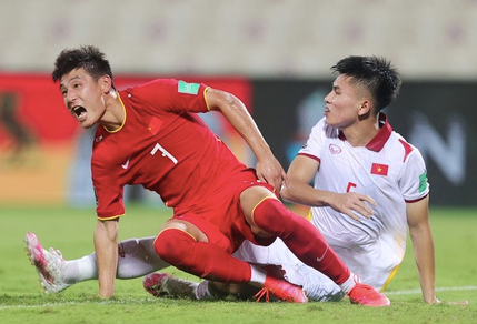 Thanh Bình (áo trắng) không thể ngăn Wu Lei ghi bàn Thanh Bình (áo trắng) không thể ngăn Wu Lei ghi bàn