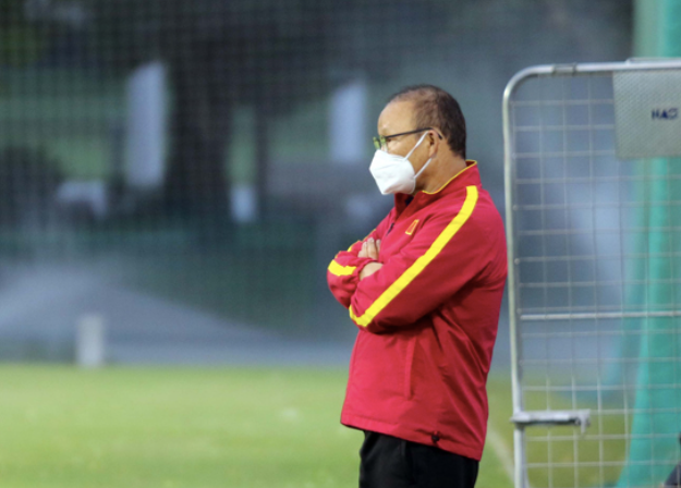 HLV Park Hang-seo trầm tư theo dõi một buổi tập của U23 Việt Nam