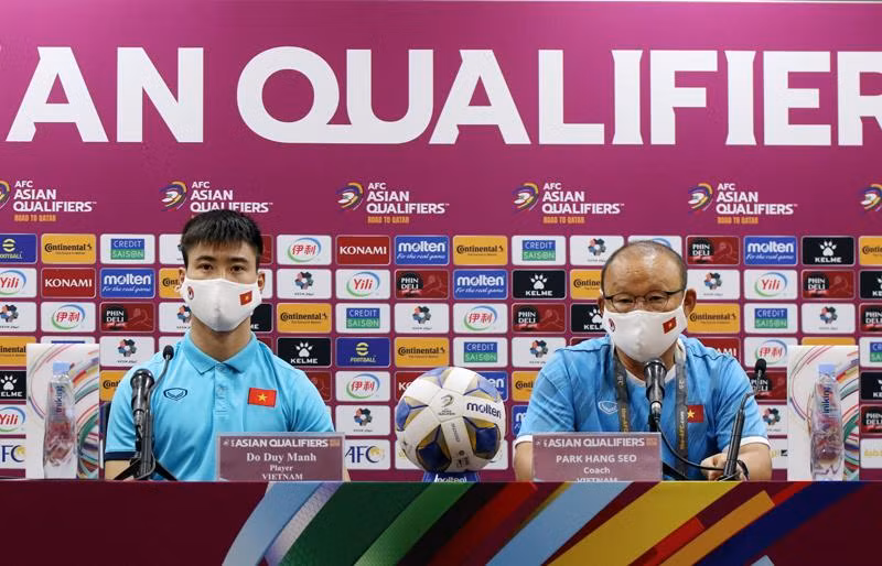 HLV Park Hang-seo cùng học trò Duy Mạnh dự họp báo trước trận đấu với Trung Quốc